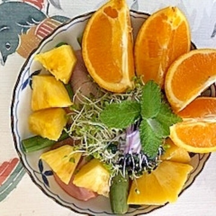 リーフレタス 、パープルアスパラ、オレンジのサラダ